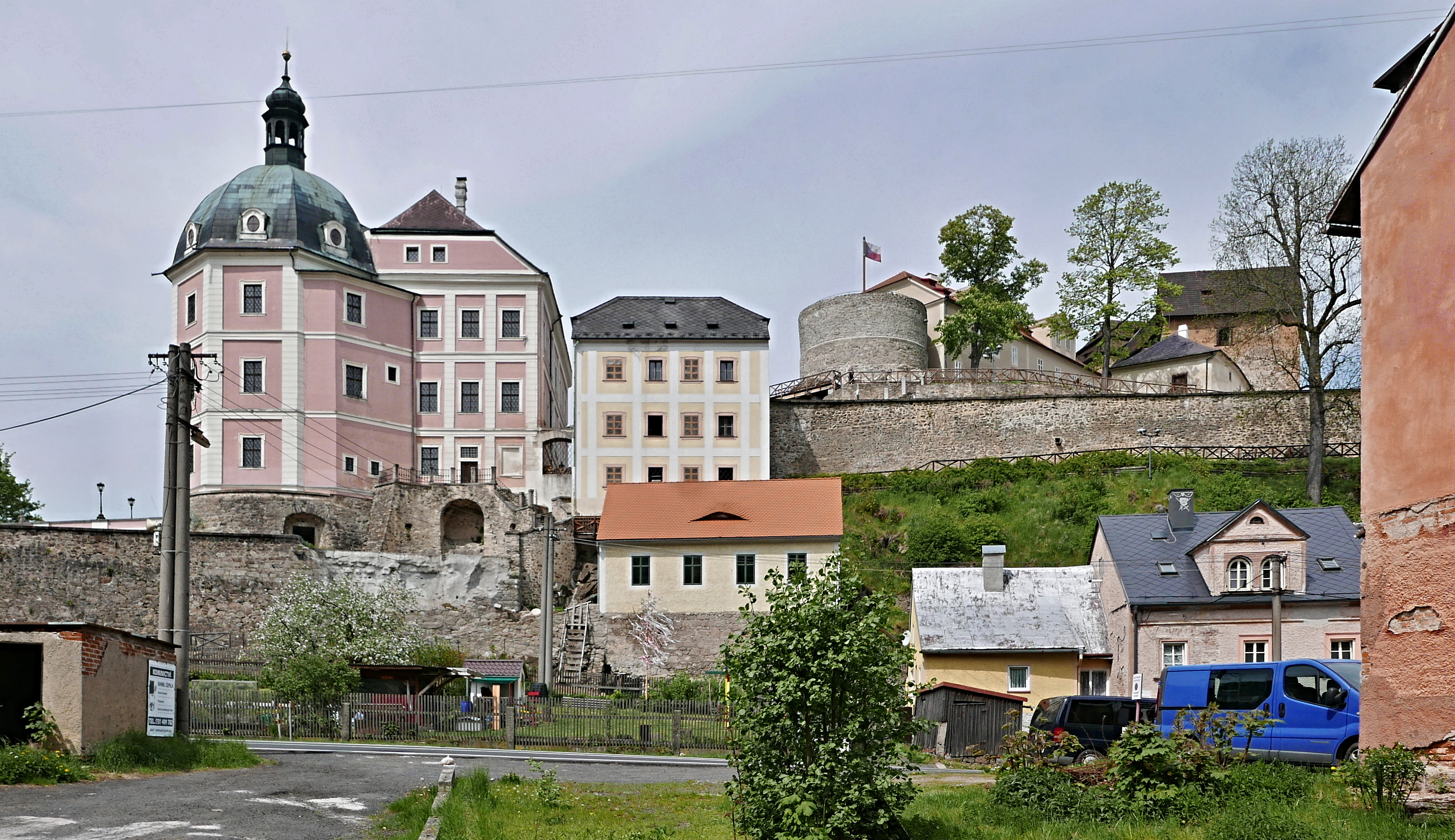 Pohled na zámek a hrad z podzámčí