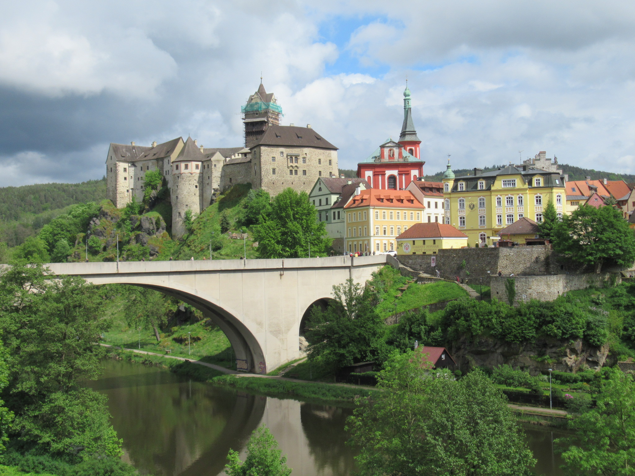 pohled na hrad a most přes řeku Ohři